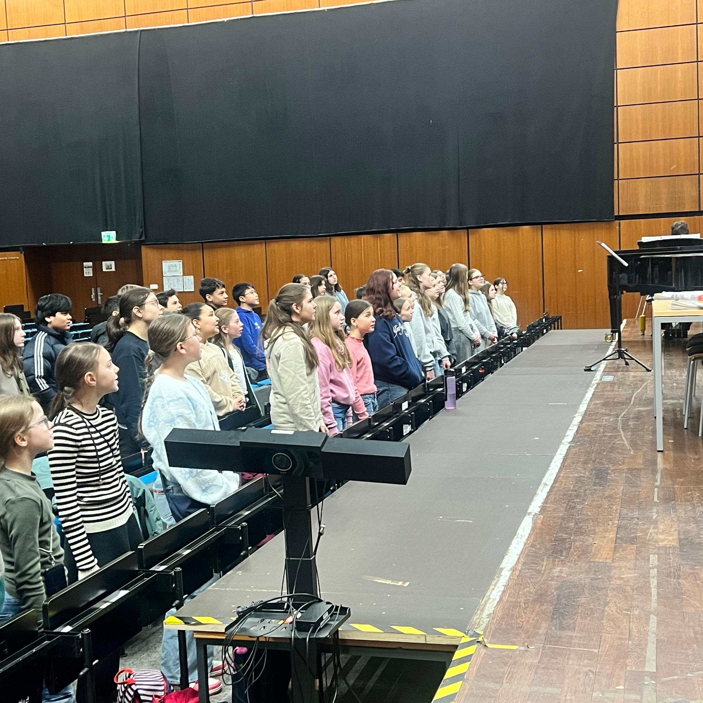 Gemeinsamer Probenmoment: Gesangsklassen beider Schulen studieren den Umweltsong ein.